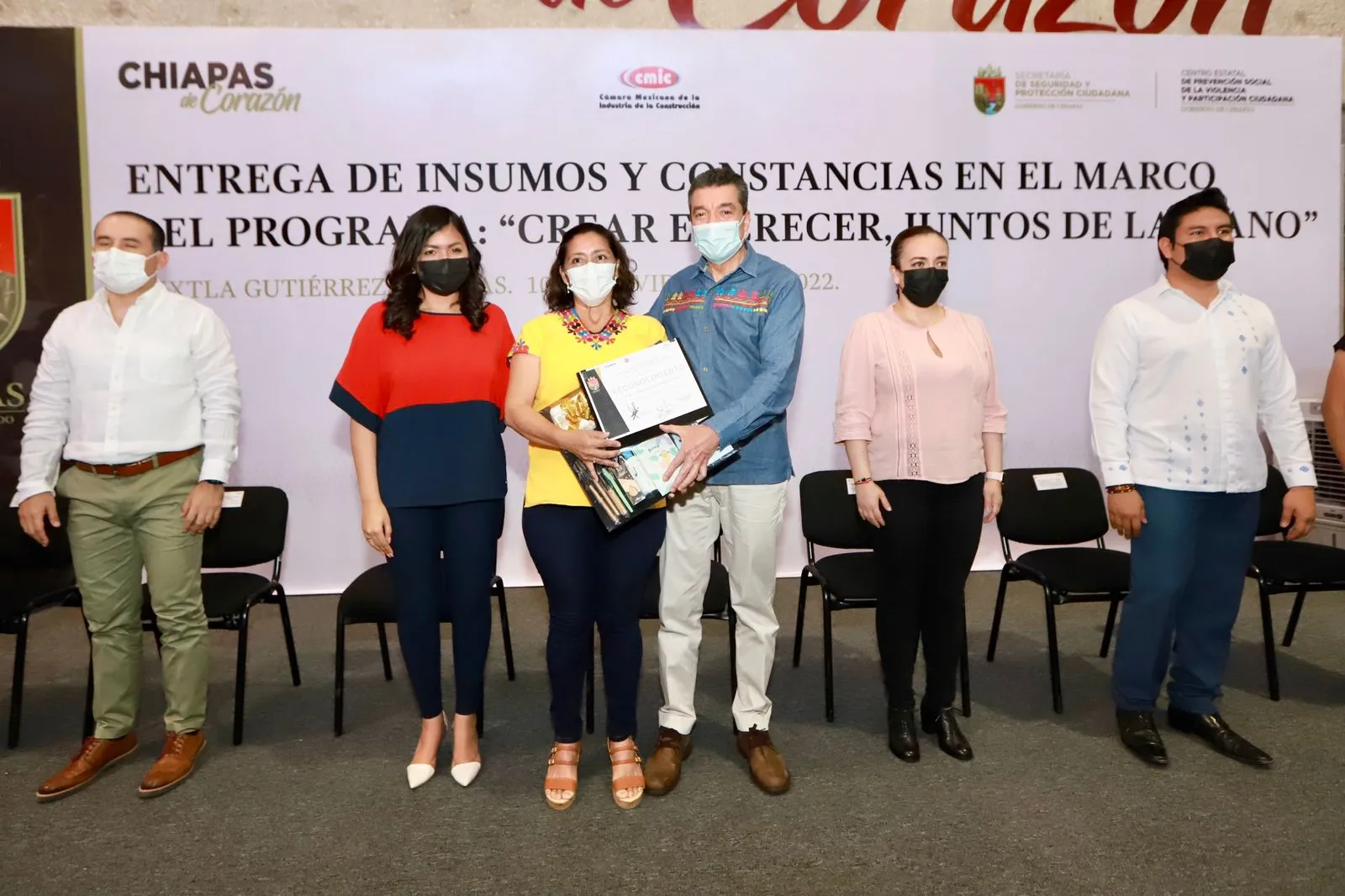 Entrega Rutilio Escandón insumos y constancias del Programa “Crear es crecer, juntos de la mano” a mujeres