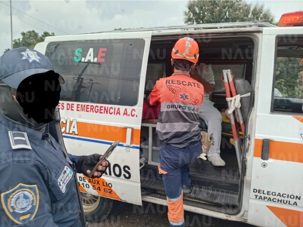 Dos jóvenes lesionados en accidente sobre la carretera Tapachula–Viva México