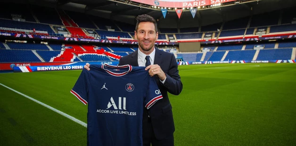 Messi, tras salir del Barcelona, firma con el PSG.
