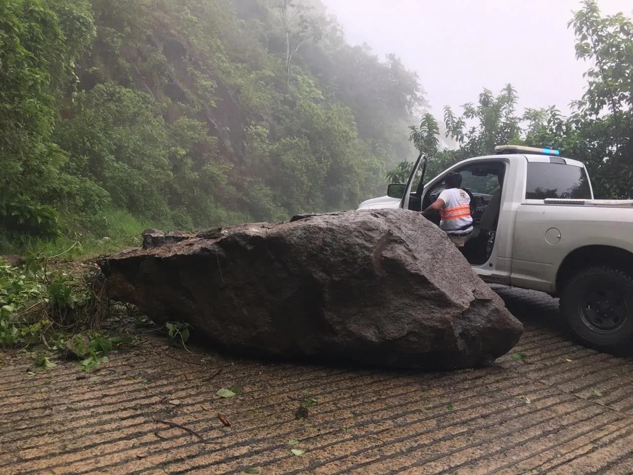 SE ATIENDEN DESLAVES Y DERRUMBES EN LA ZONA ALTA DE TAPACHULA