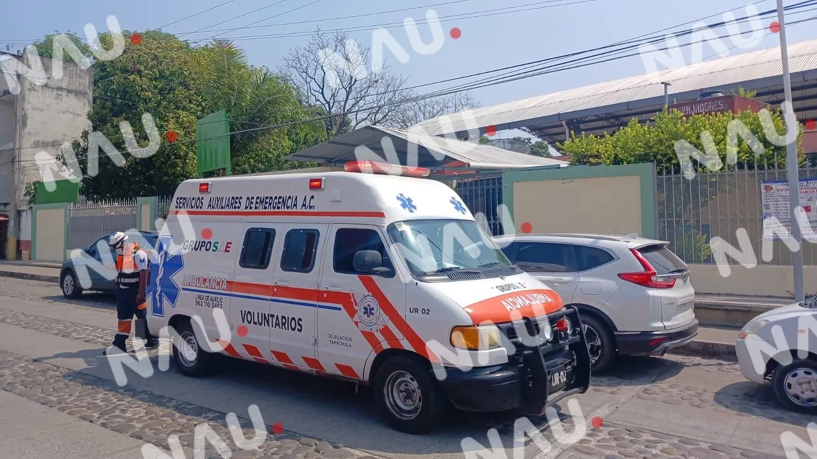 Menor Atendido por Servicios de Emergencia Después de Caída en Escuela Secundaria