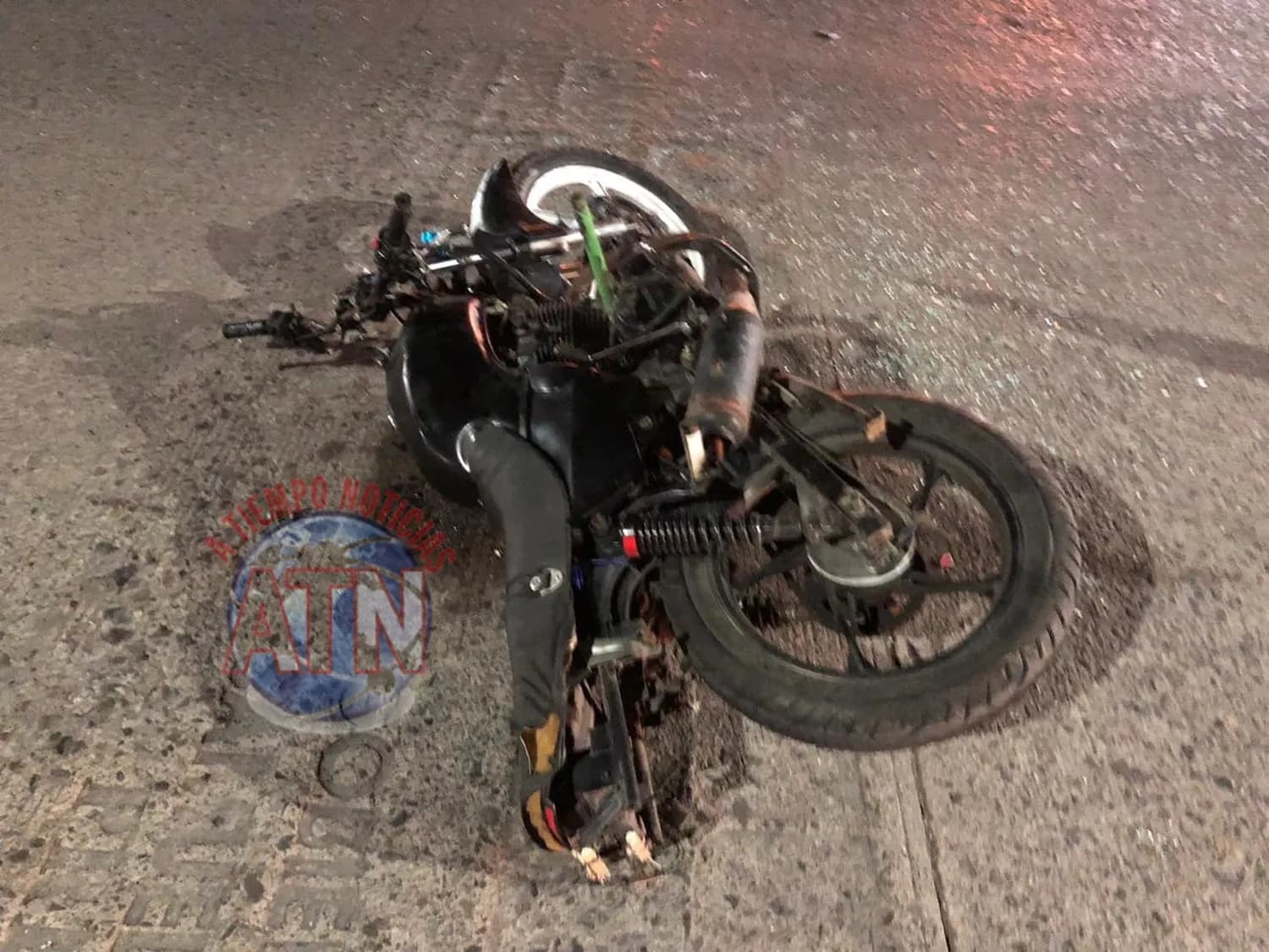 Vehículo y motocicleta colisionan