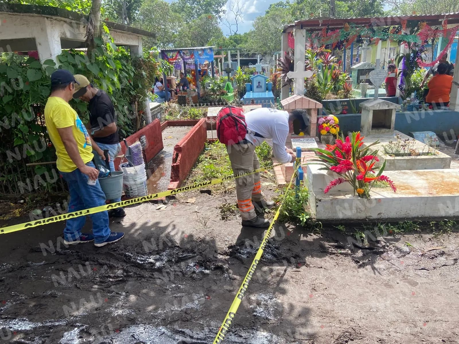 Más de 10 mil personas visitan los panteones de Tapachula durante el Día de Muertos
