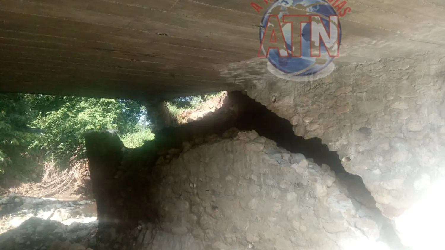 Casi colapsa puente en la carretera costera