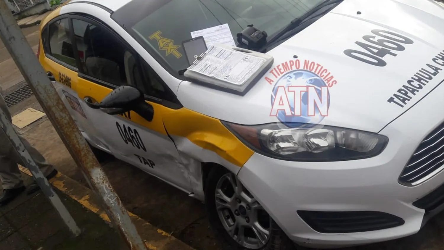 Accidente en la colonia Colinas del Rey deja solo daños