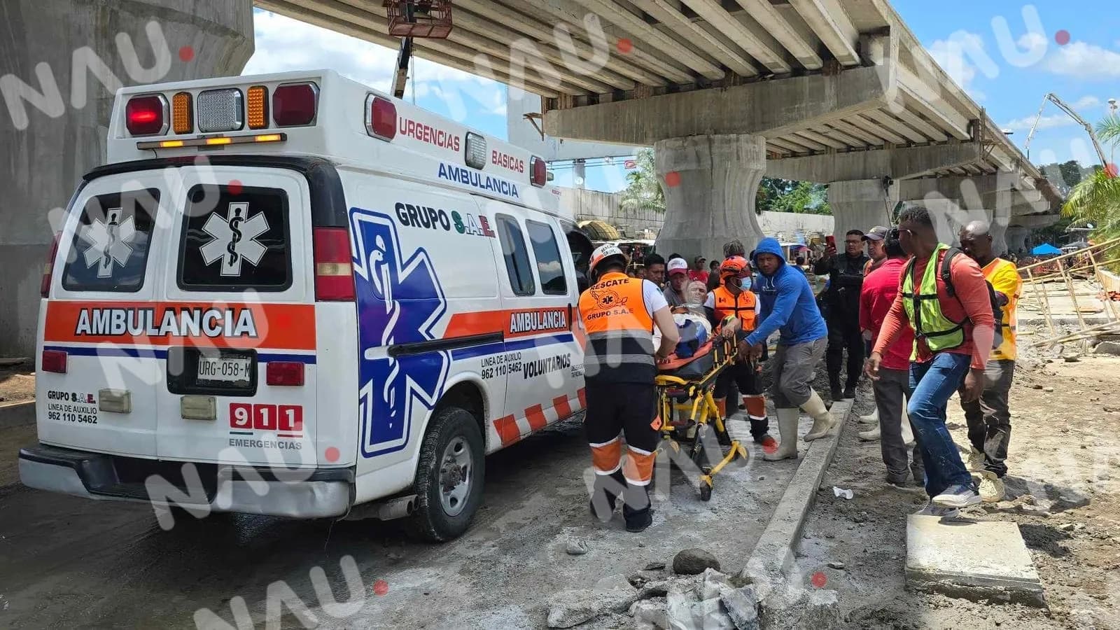 Dos trabajadores lesionados al caer de un andamio en Tapachula