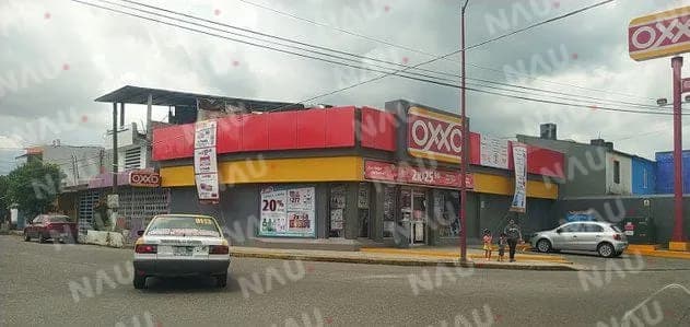 Delincuente asalta tienda Oxxo de Los Laureles