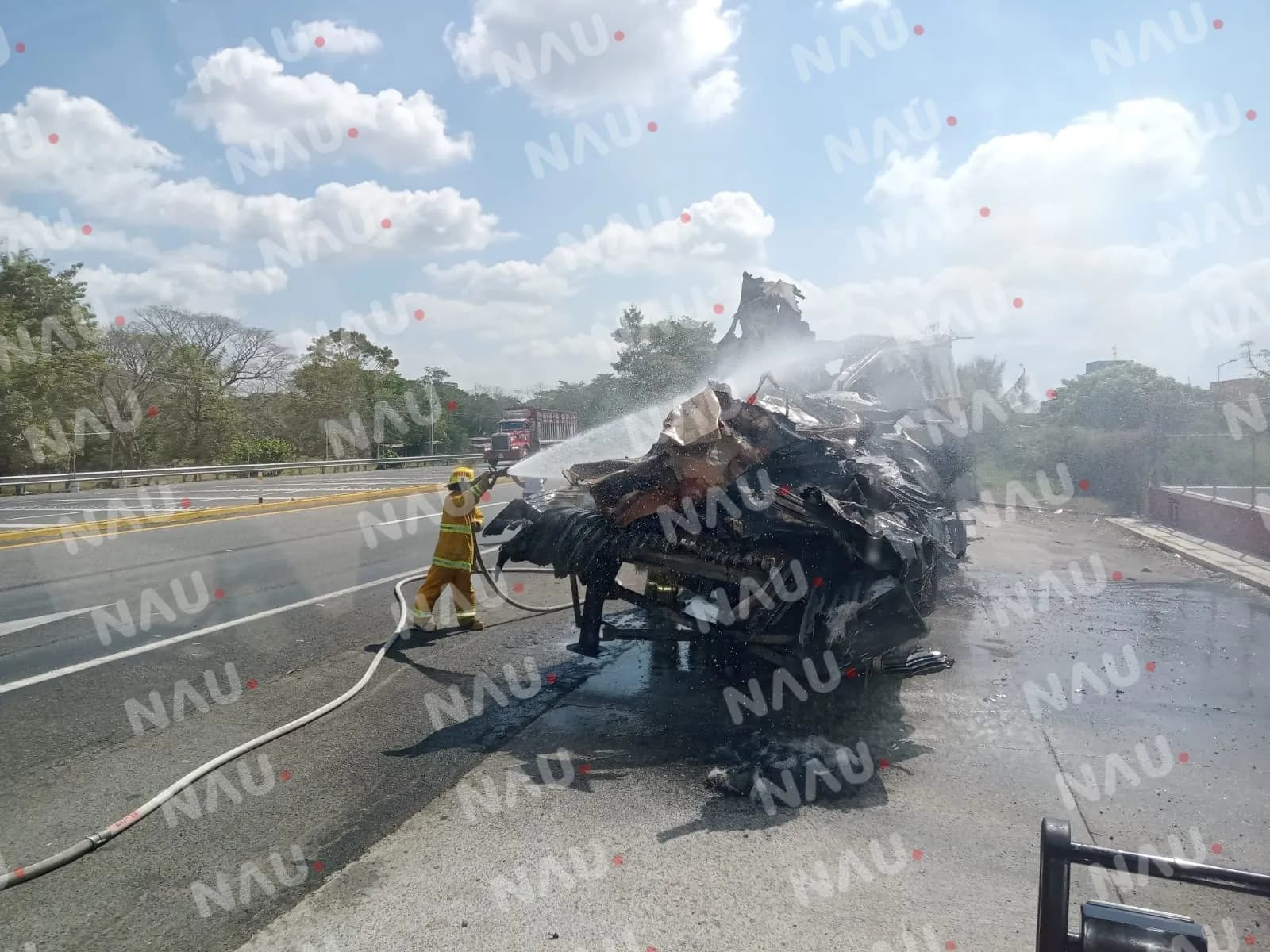Vuelve a incendiarse un tráiler frente al SEMEFO