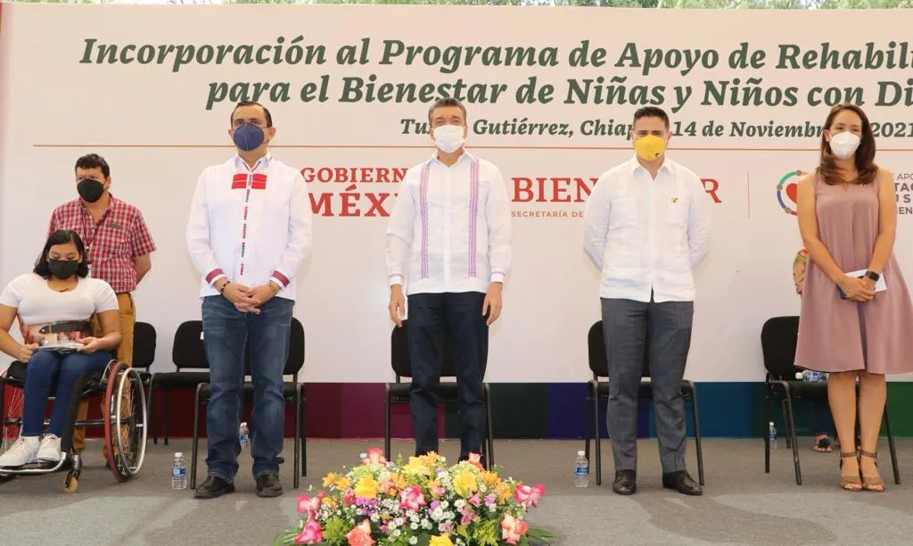 Rutilio Escandón encabeza entrega de vales para beneficiar con rehabilitación a niñas y niños con discapacidad