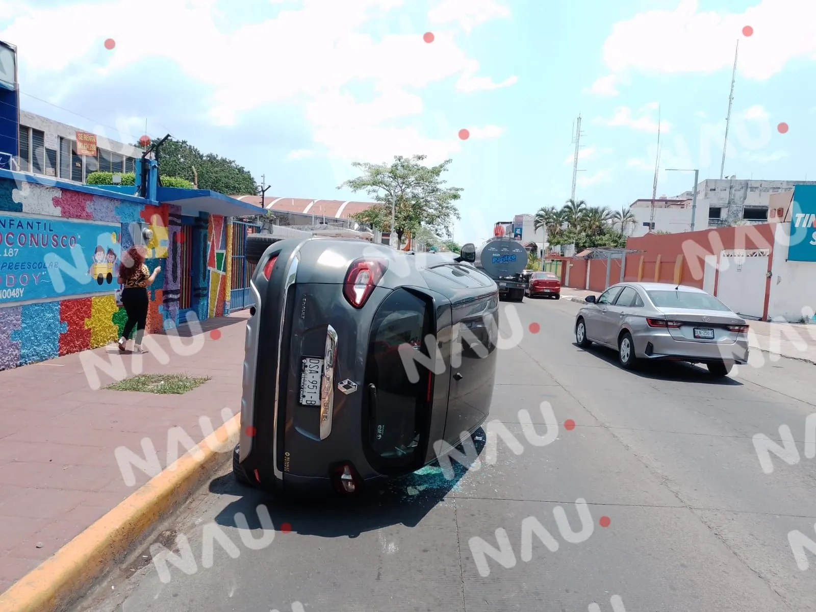 Vuelca camioneta al chocar contra barda de una guardería
