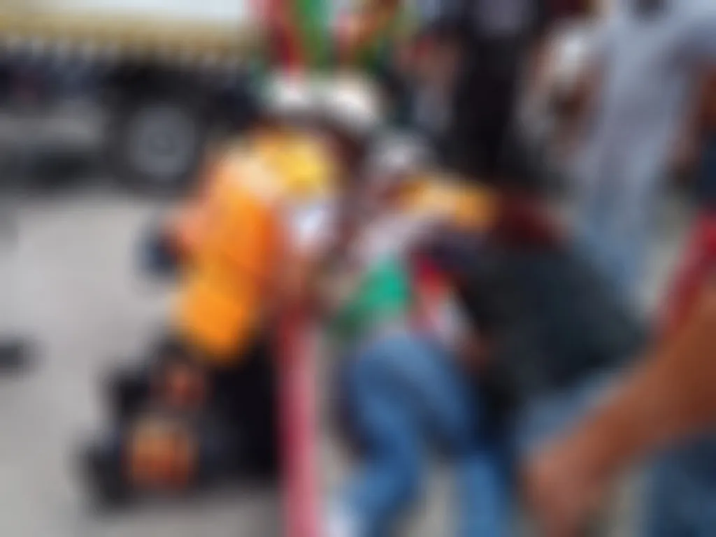 Motociclista embestido por camioneta