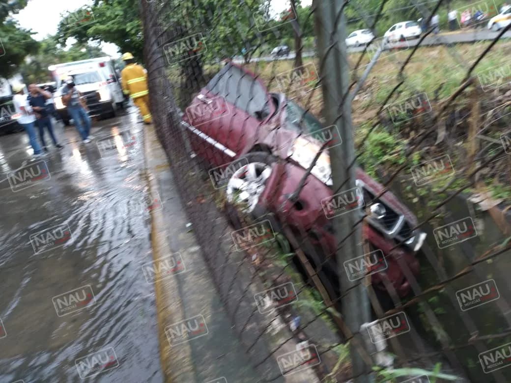 Quedó recudido a chatarra vehículo que se dio a la fuga