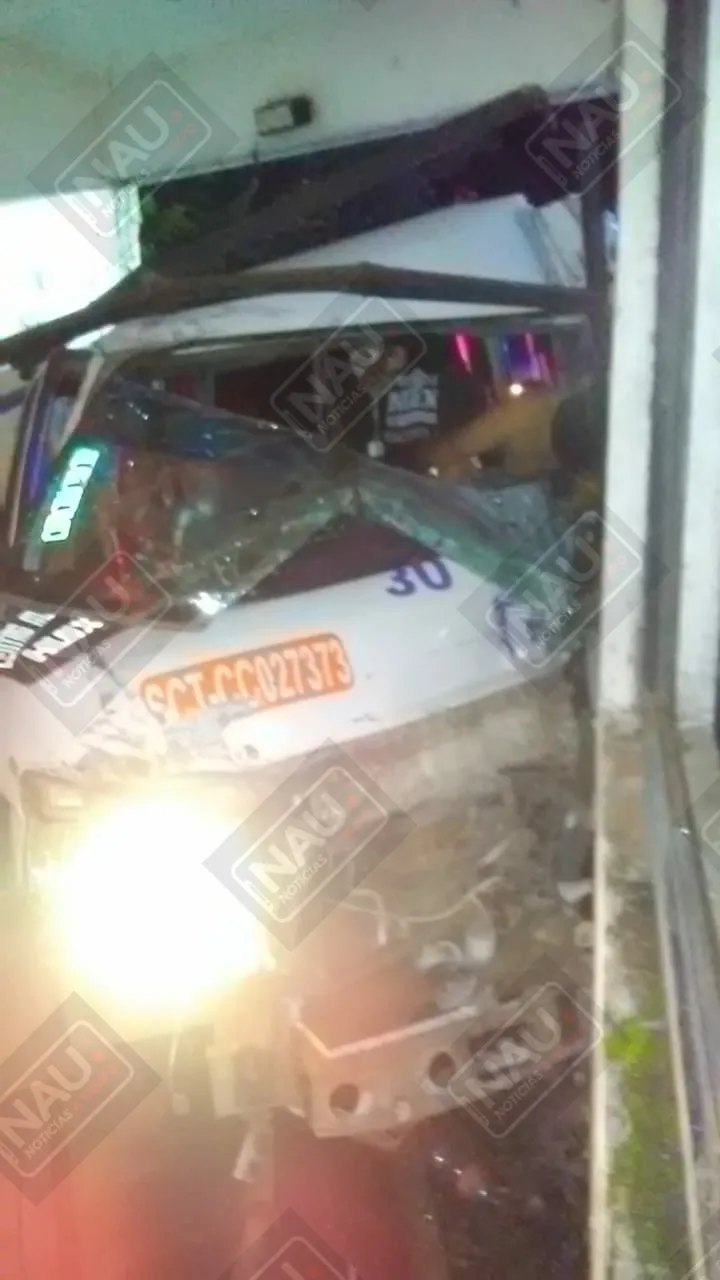Muere conductor de combi colectiva en tragico accidente