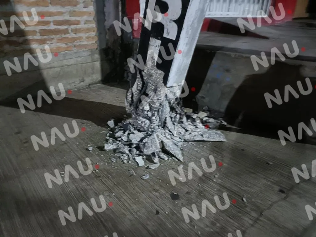 Tráiler ocasionó daños a un poste de Telmex y de la CFE.