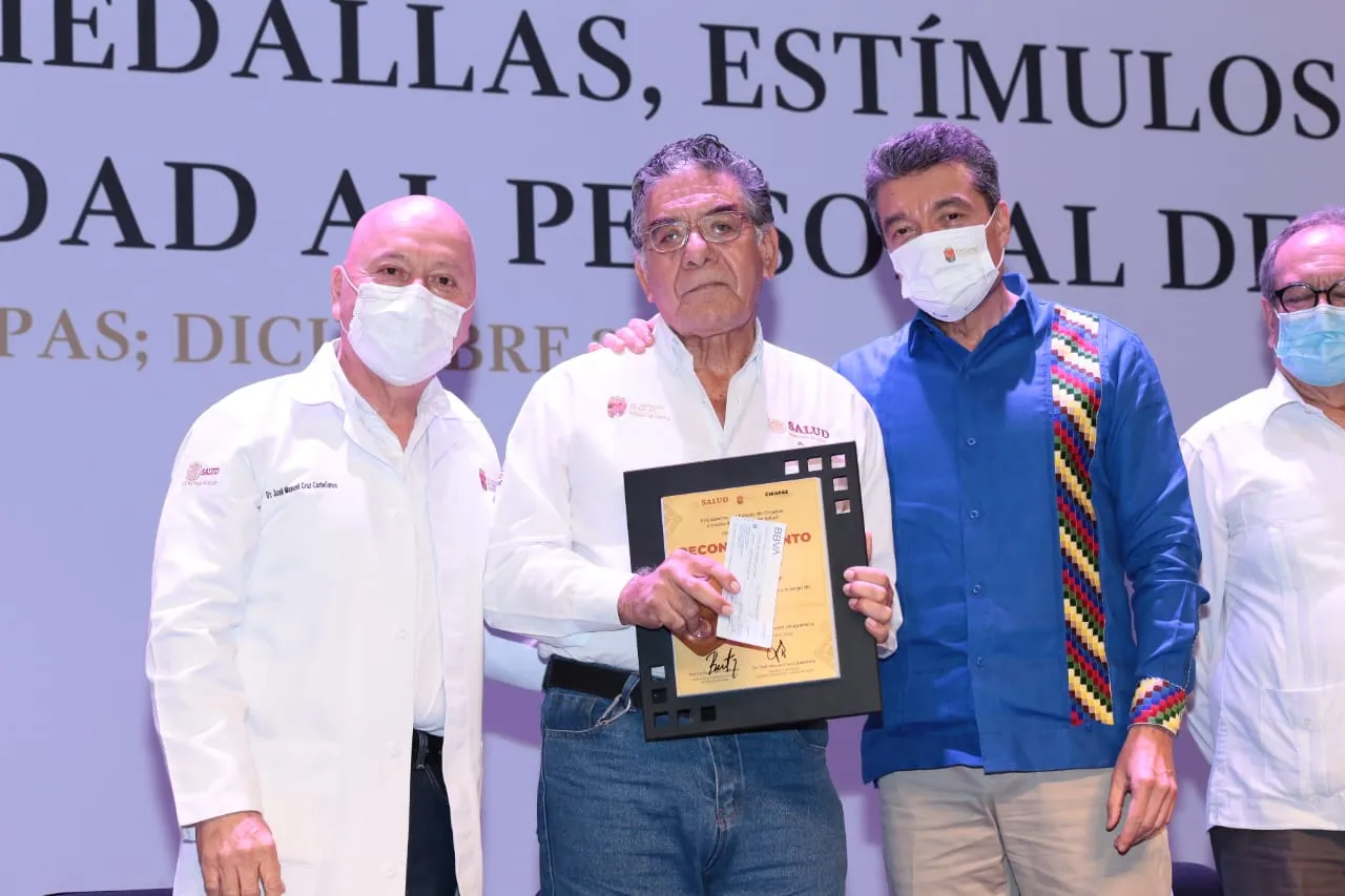 Encabeza Rutilio Escandón entrega de medallas y estímulos por antigüedad al personal del sector salud