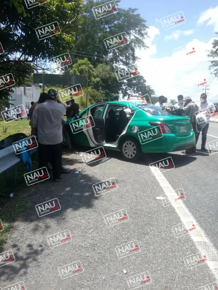 Taxi de ruta foránea se impacta contra las barreras metálicas de contención.