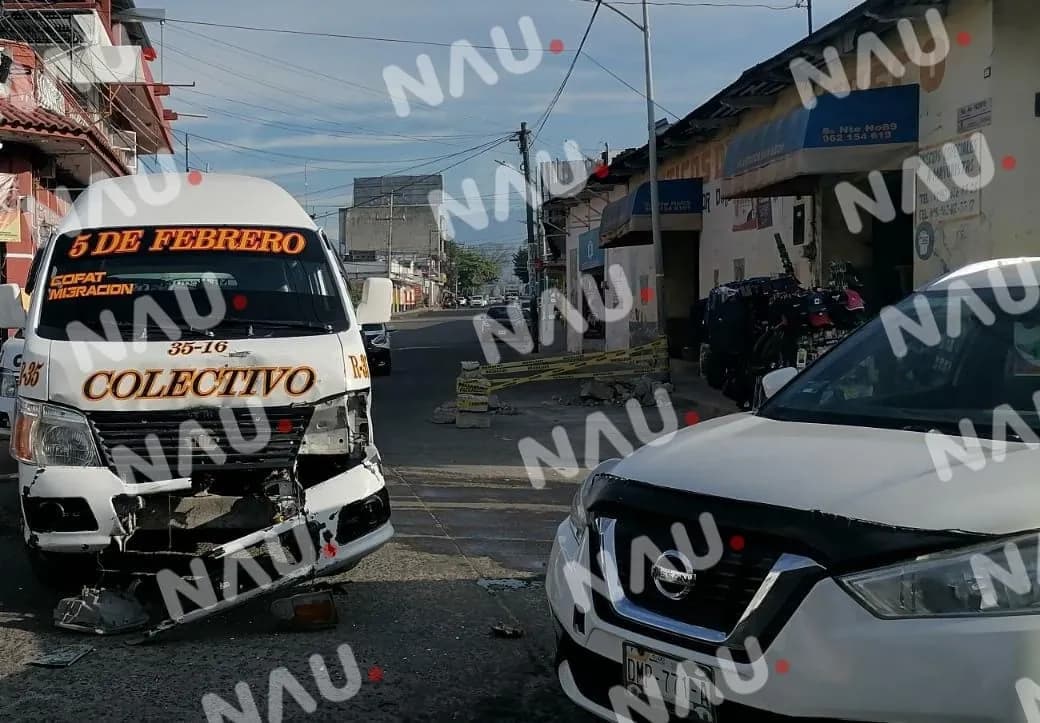 Chocan combi de pasaje y particular deja daños