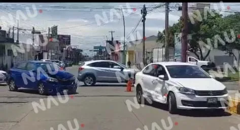 Chocan dos vehículos en la central norte y 19 oriente Poniente