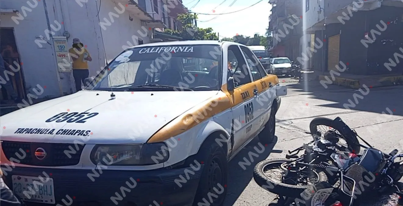 Accidente entre taxi y motocicleta en Tapachula; conductora extranjera resulta lesionada