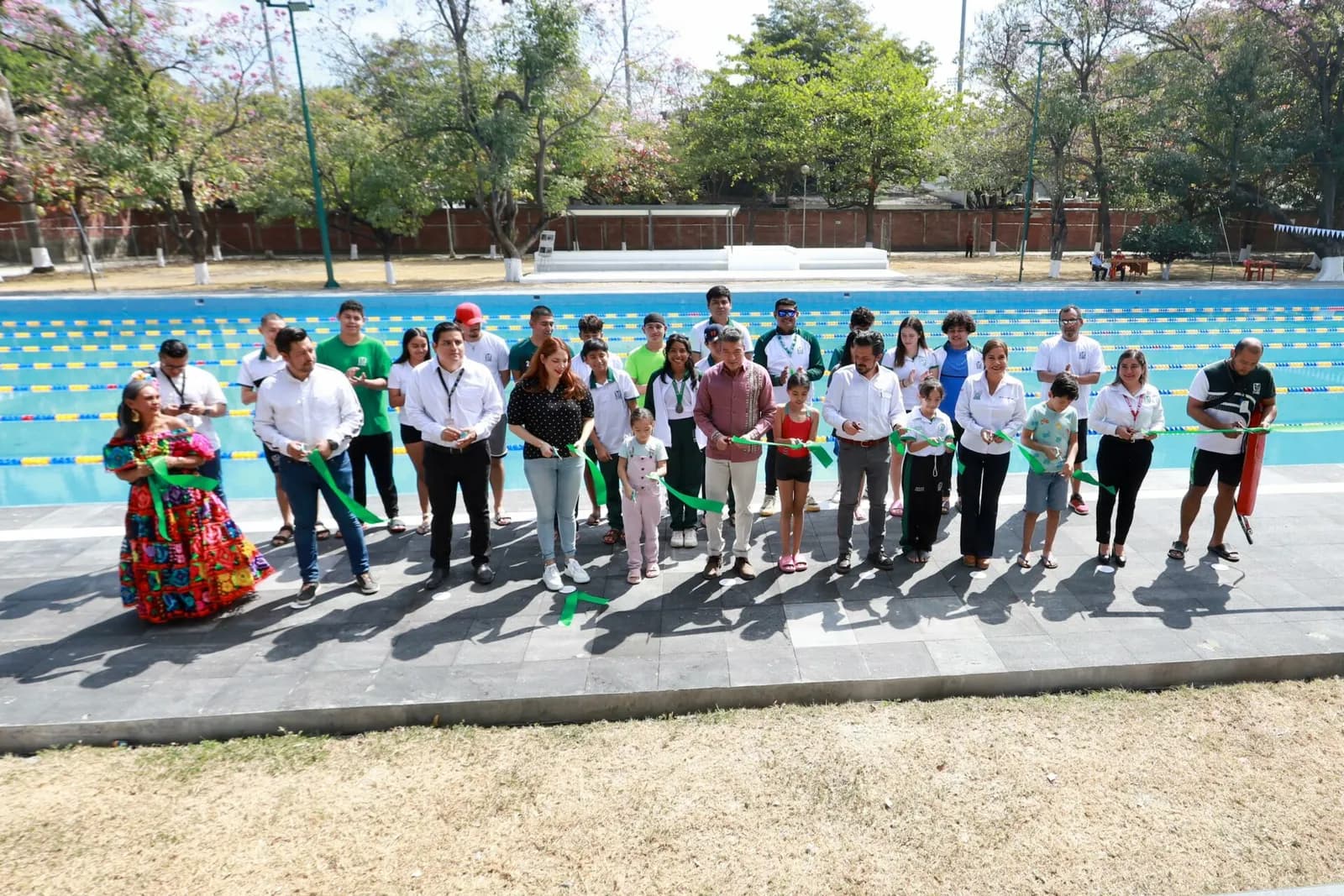 Rutilio Escandón y Zoé Robledo reinauguran alberca de la Unidad Deportiva “Panchón Contreras” del IMSS