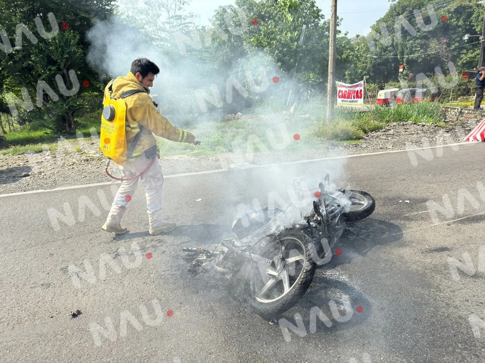 Chocan dos motocicletas y se incendian en la carretera fronteriza a Talismán