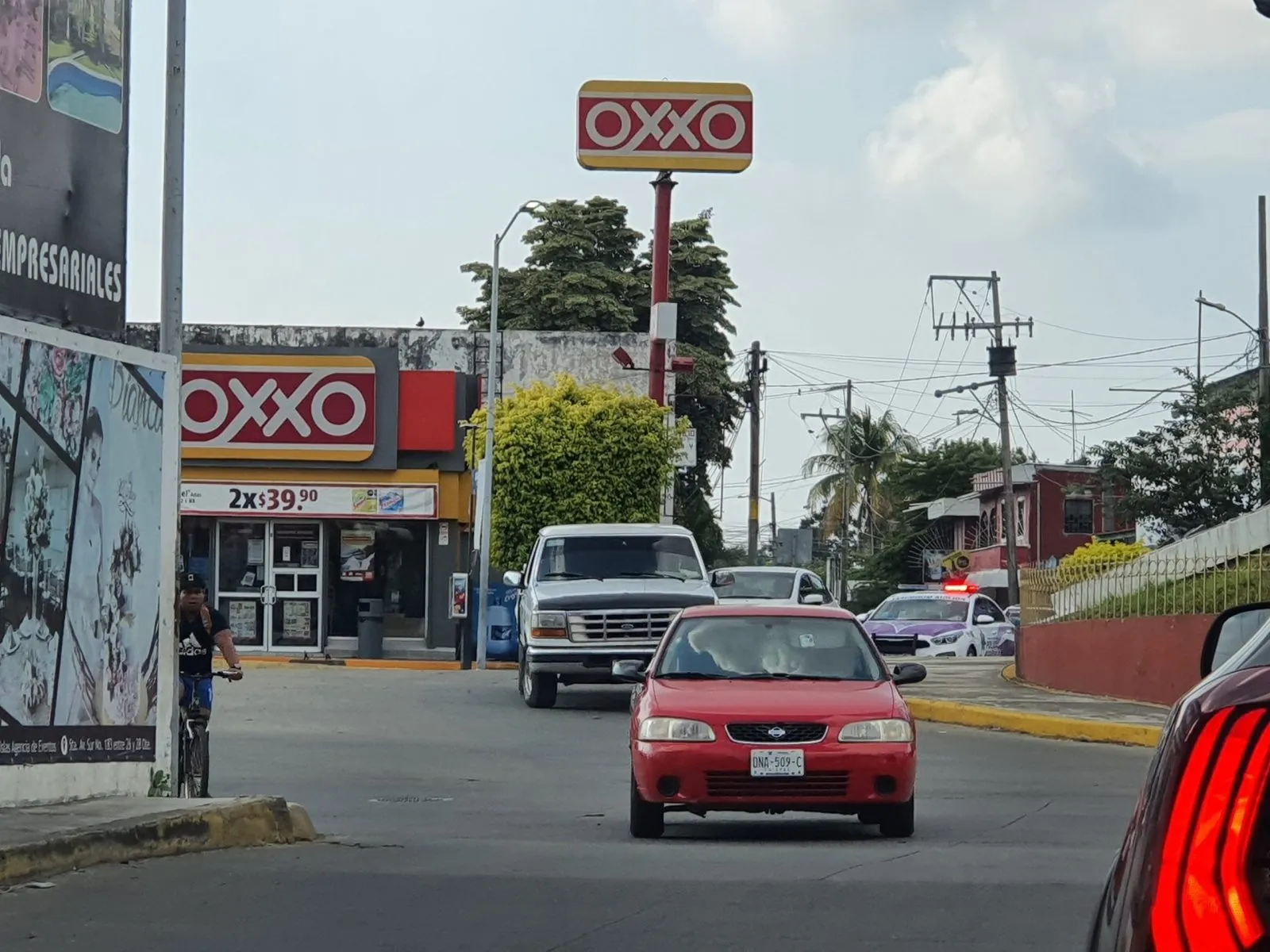 Asaltan Oxxo y delincuentes huyen del lugar