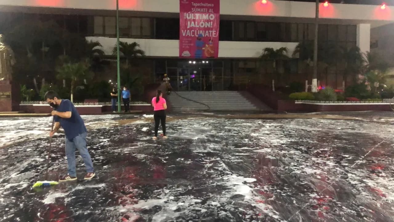CON SANITIZACIÓN DEL PARQUE CENTRAL SE PREVIENEN CONTAGIOS DE COVID-19 EN TAPACHULA