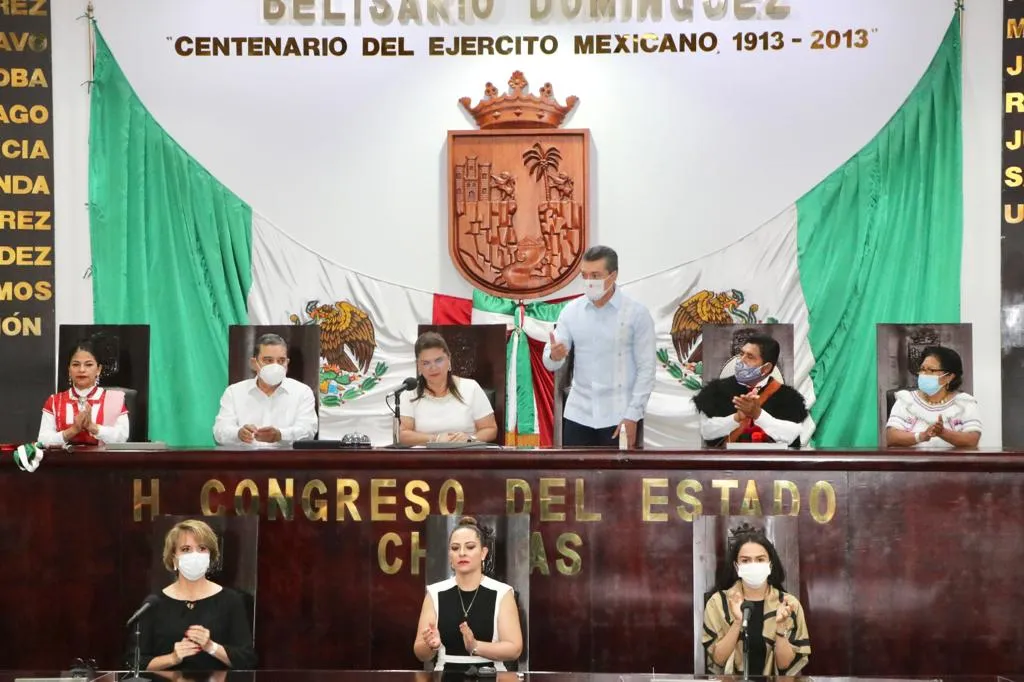 Rutilio Escandón impone la Medalla “Rosario Castellanos” al pintor Antonio Ramírez Intzin