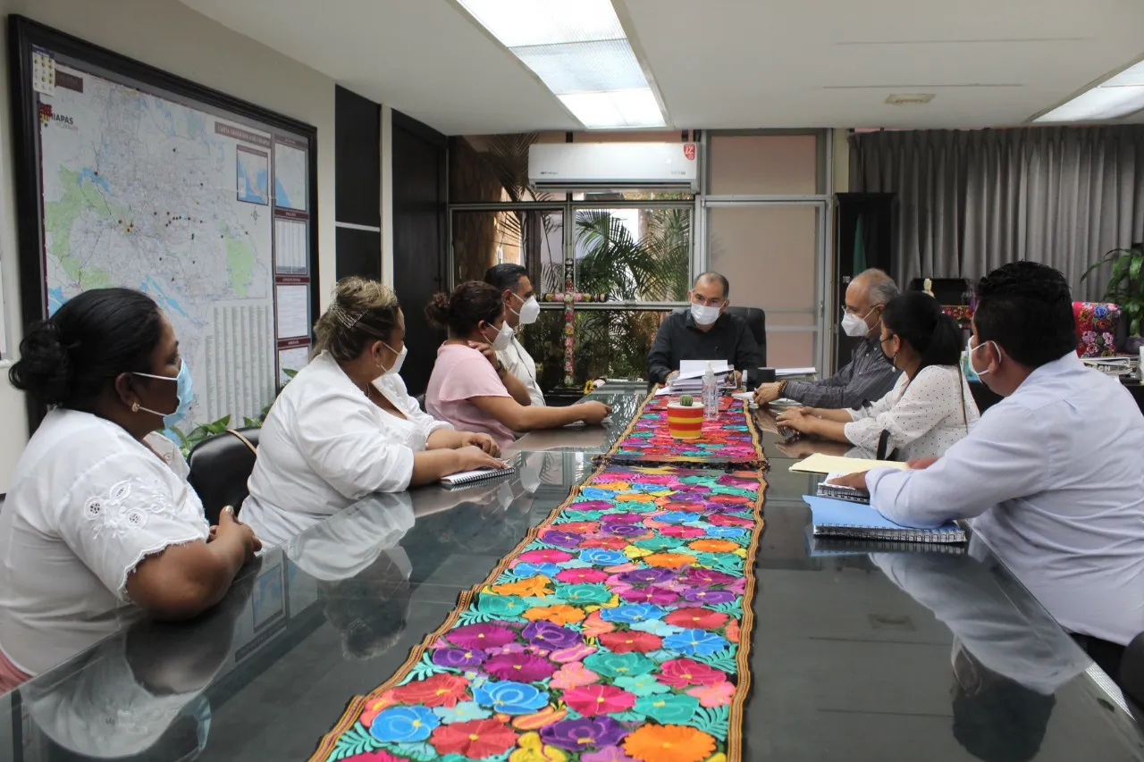 Entrega Julio Gamboa ante el Director General del INIFECH expedientes de escuelas afectadas