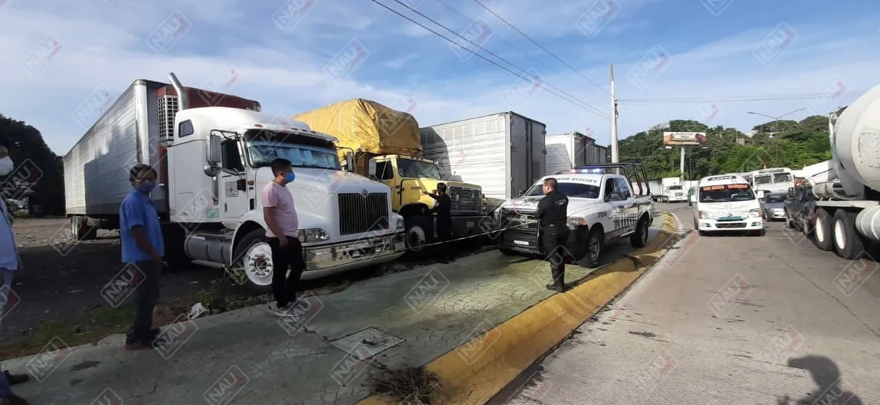 Muere chófer al caer y golpearse la cabeza