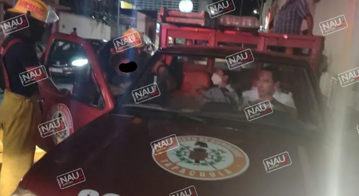 Bomberos auxilian a menor de edad que quedó atorado su dedo en una banca de metal.