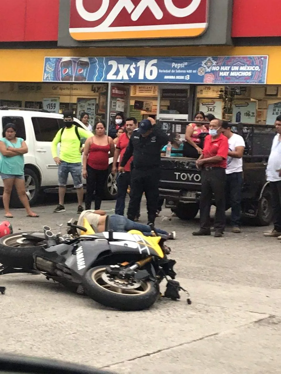 Joven estrella su motocicleta contra una patrulla