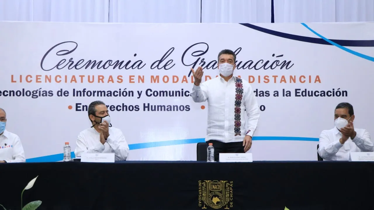 Asiste Rutilio Escandón a graduación de la 1ª Generación de las Licenciaturas en Modalidad a Distancia de la Unach