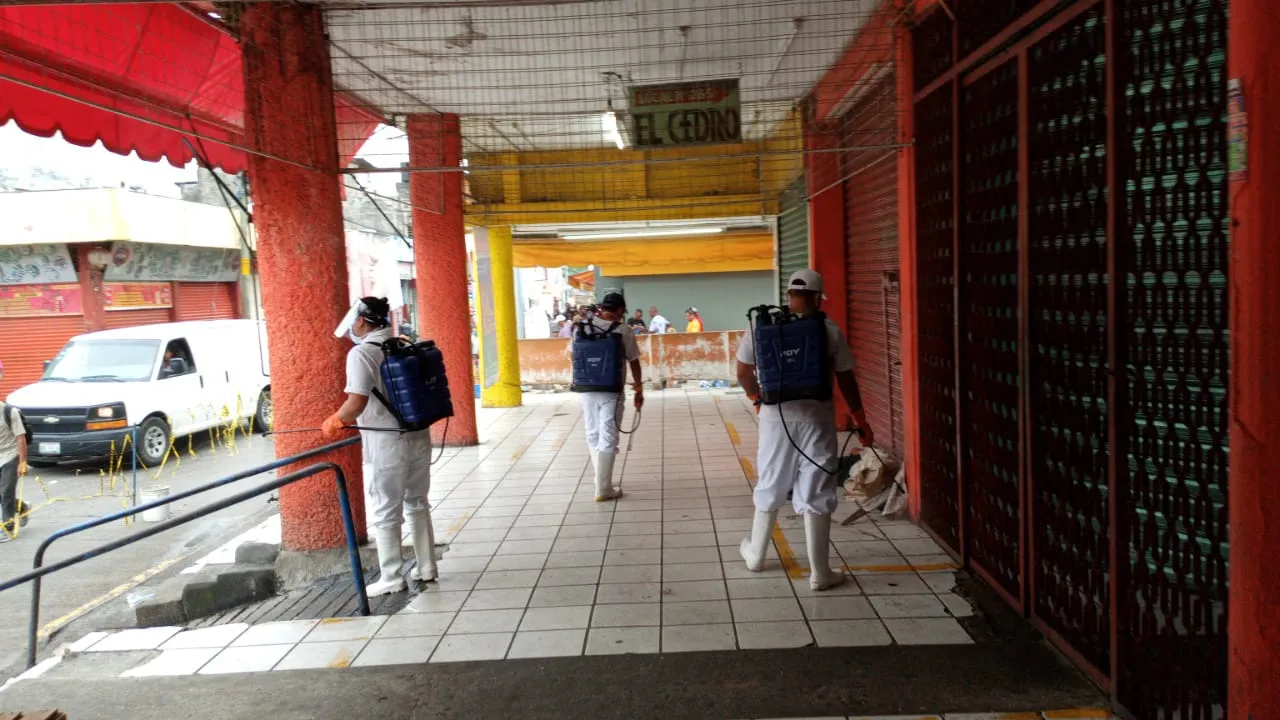 AYUNTAMIENTO DESAZOLVA LA RED DE ALCANTARILLADO SANITARIO EN MERCADOS LOCALES