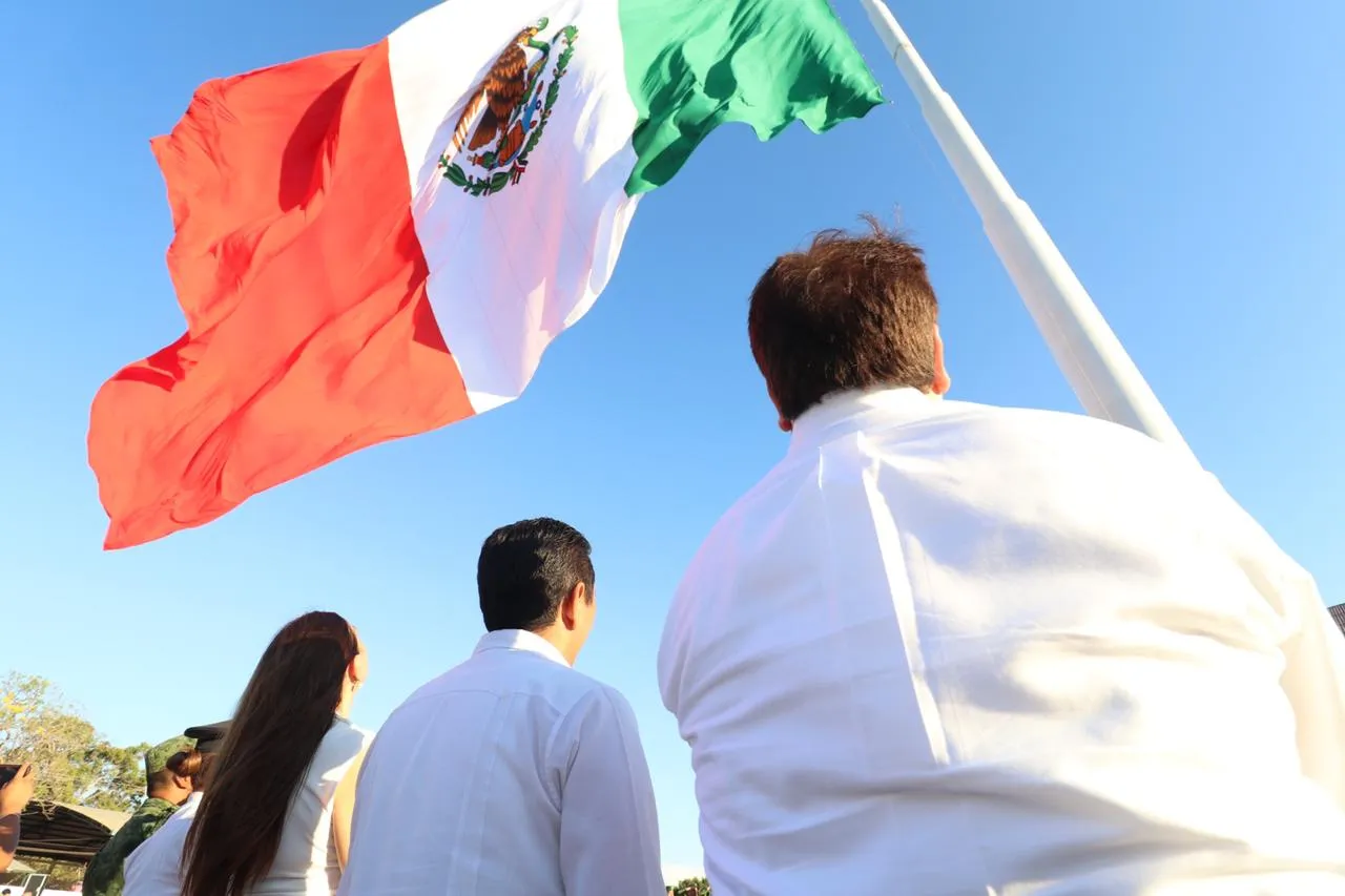Inaugura Llaven asta y bandera monumental en Plaza de la Constitución de Villaflores