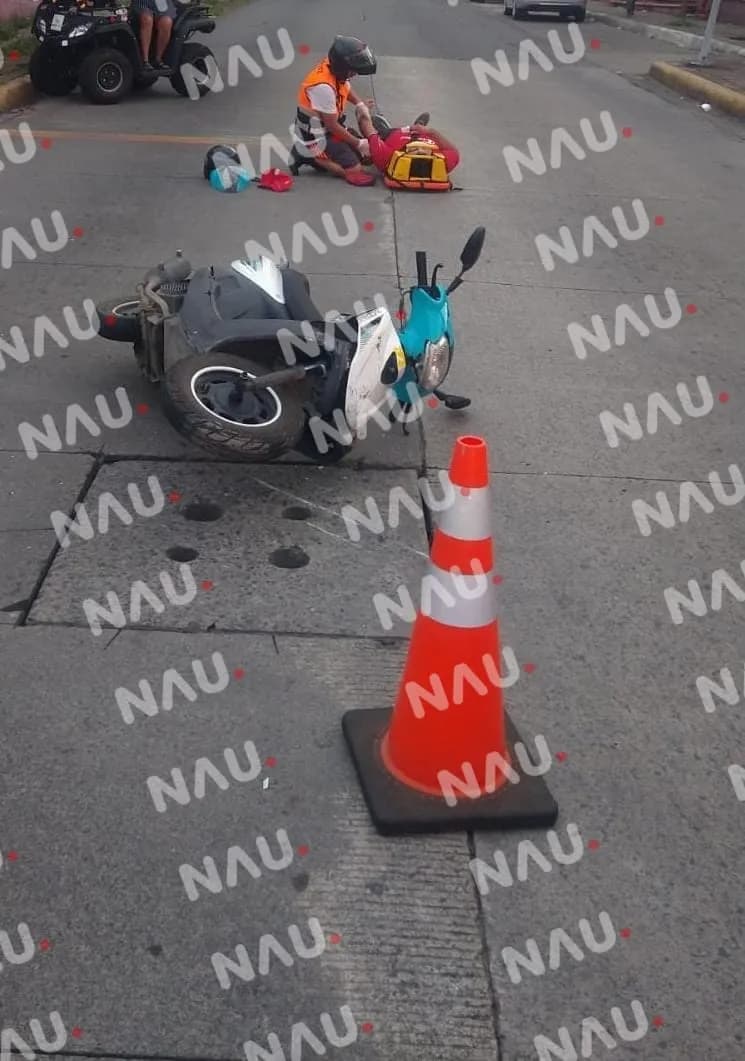 Motociclista extranjero trasladado al hospital regional tras ser impactado por un vehículo