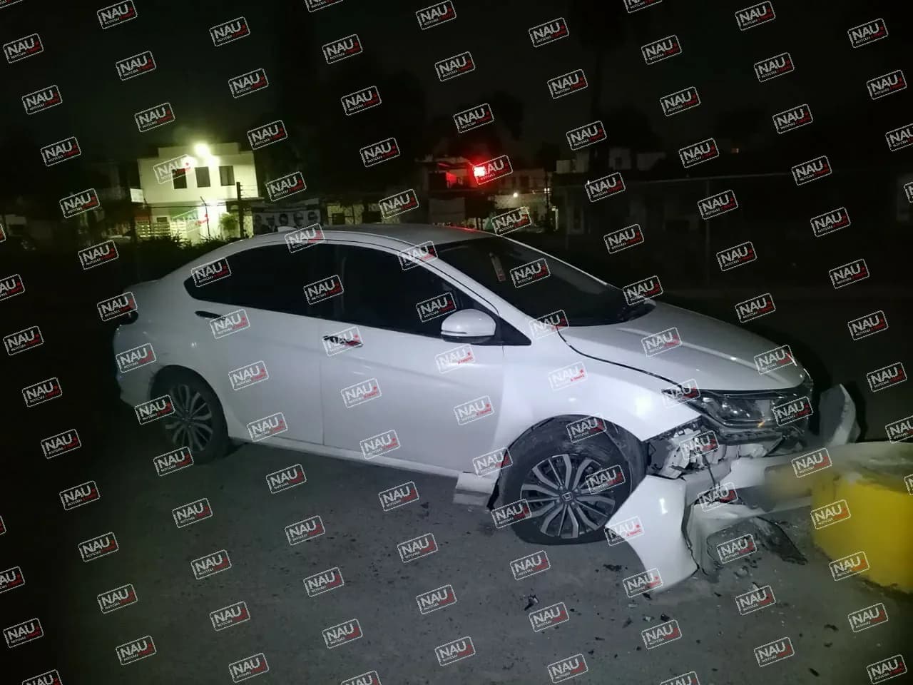 Abandonan vehículo tras chocar contra el camellón central del Par Vial.