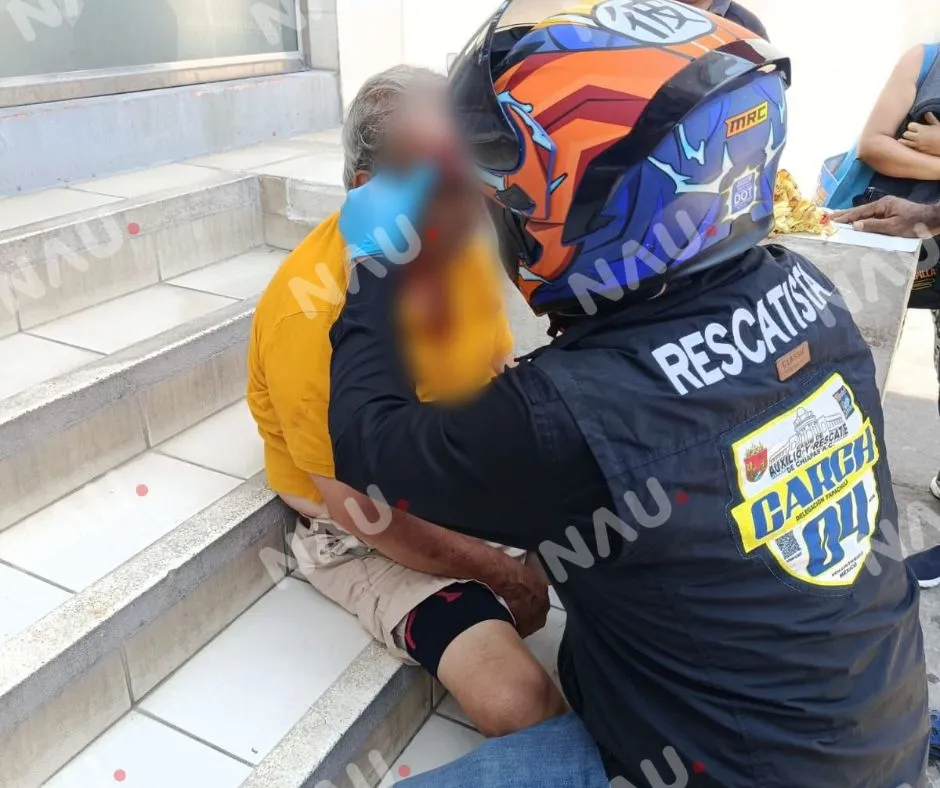 Adulto mayor sufre caída y es auxiliado por paramédicos en el centro de Tapachula