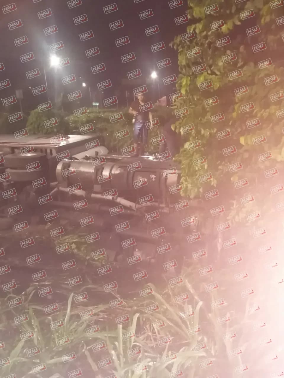 Pesado tráiler termina volcado sobre la carretera de Suchiate.