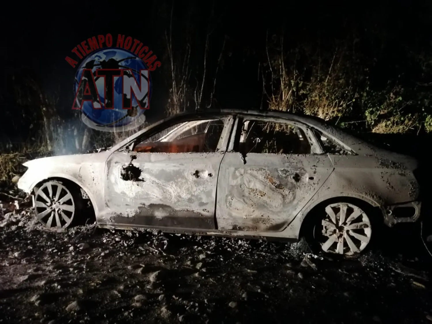 Se incendia vehículo y quedó abandonado
