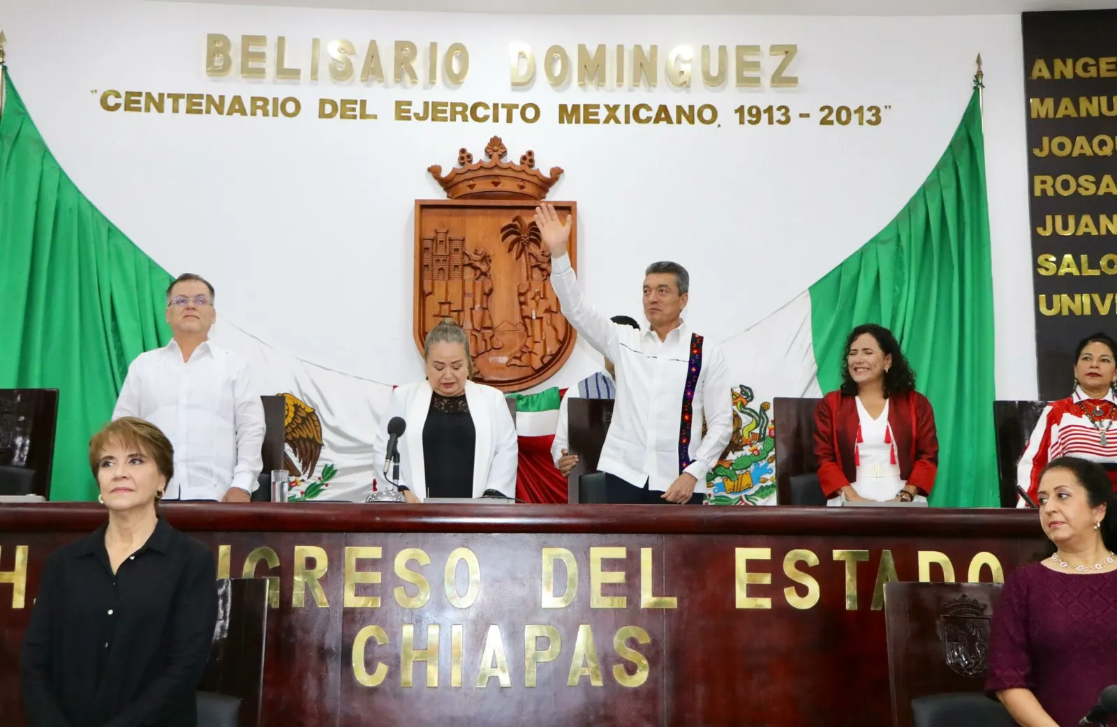 Rutilio Escandón impone Medalla “Rosario Castellanos” a Fanny López Jiménez, descubridora de la tumba de la Reina Roja