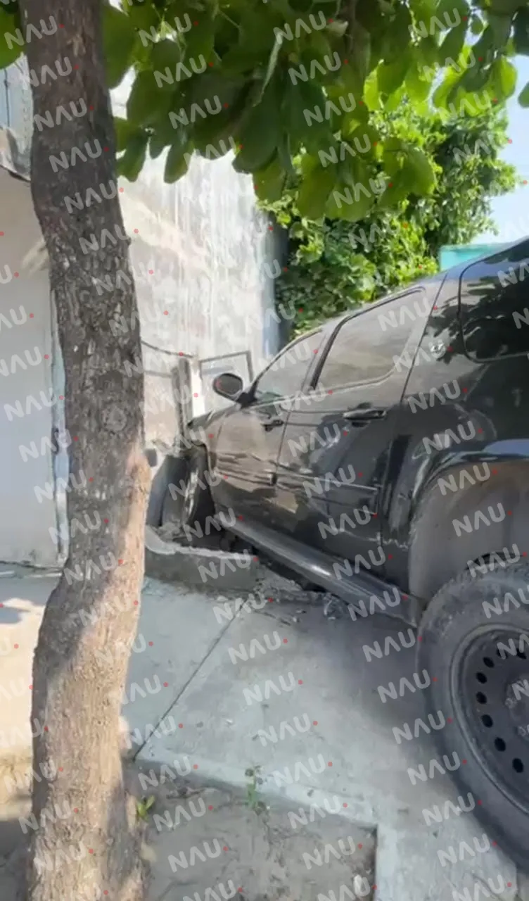 Chofer de regidor de Suchiate casi mata a unos niños al estrellarse contra una casa