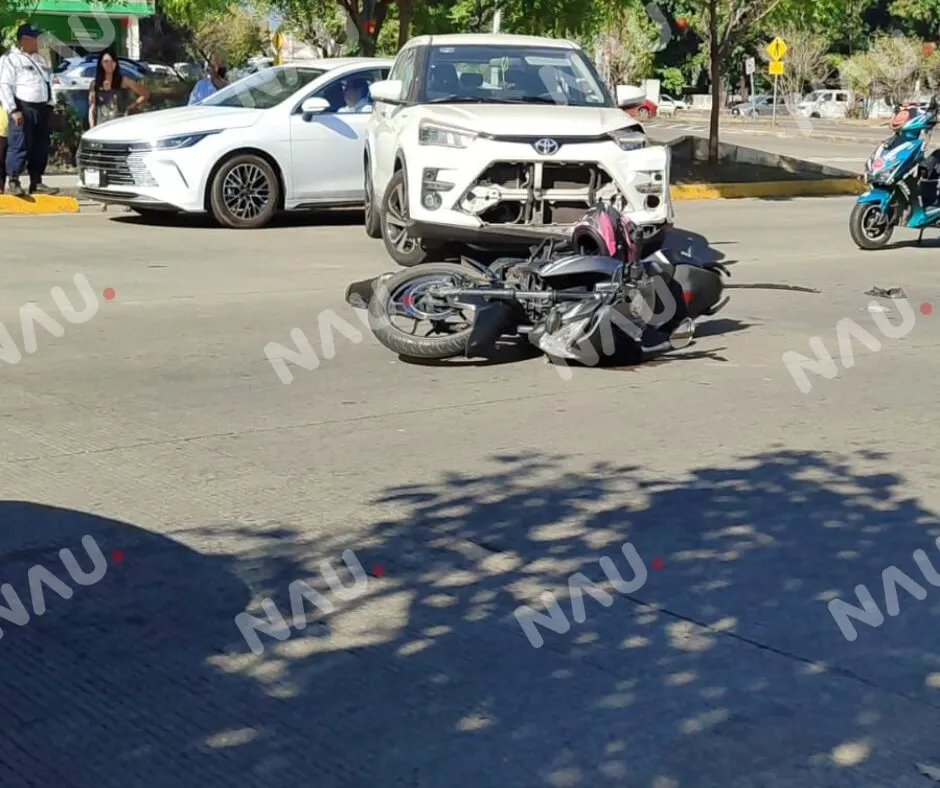 MUJER RESULTA LESIONADA TRAS CHOQUE ENTRE MOTOCICLETA Y CAMIONETA EN TAPACHULA