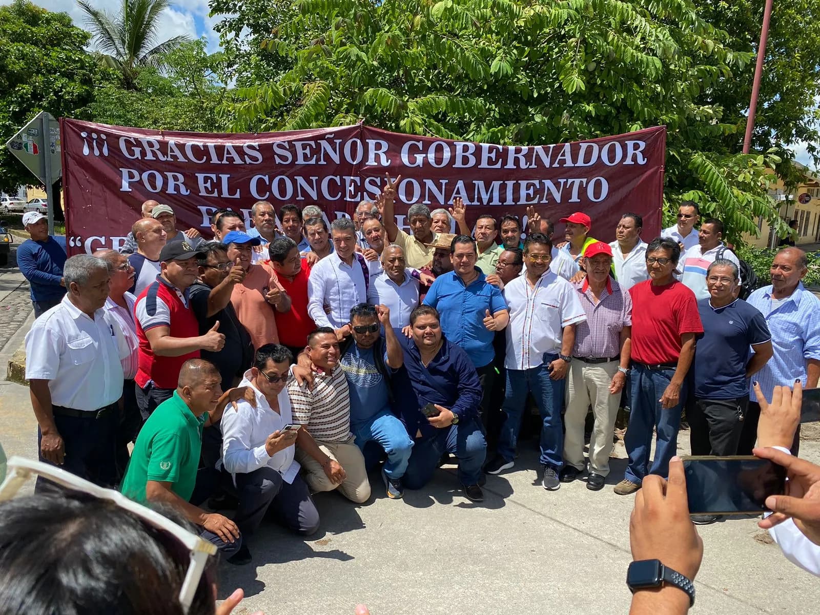 DURANTE GIRA DE TRABAJO. Choferes concesionados de Tapachula agradecen personalmente al gobernador Rutilio Escandón