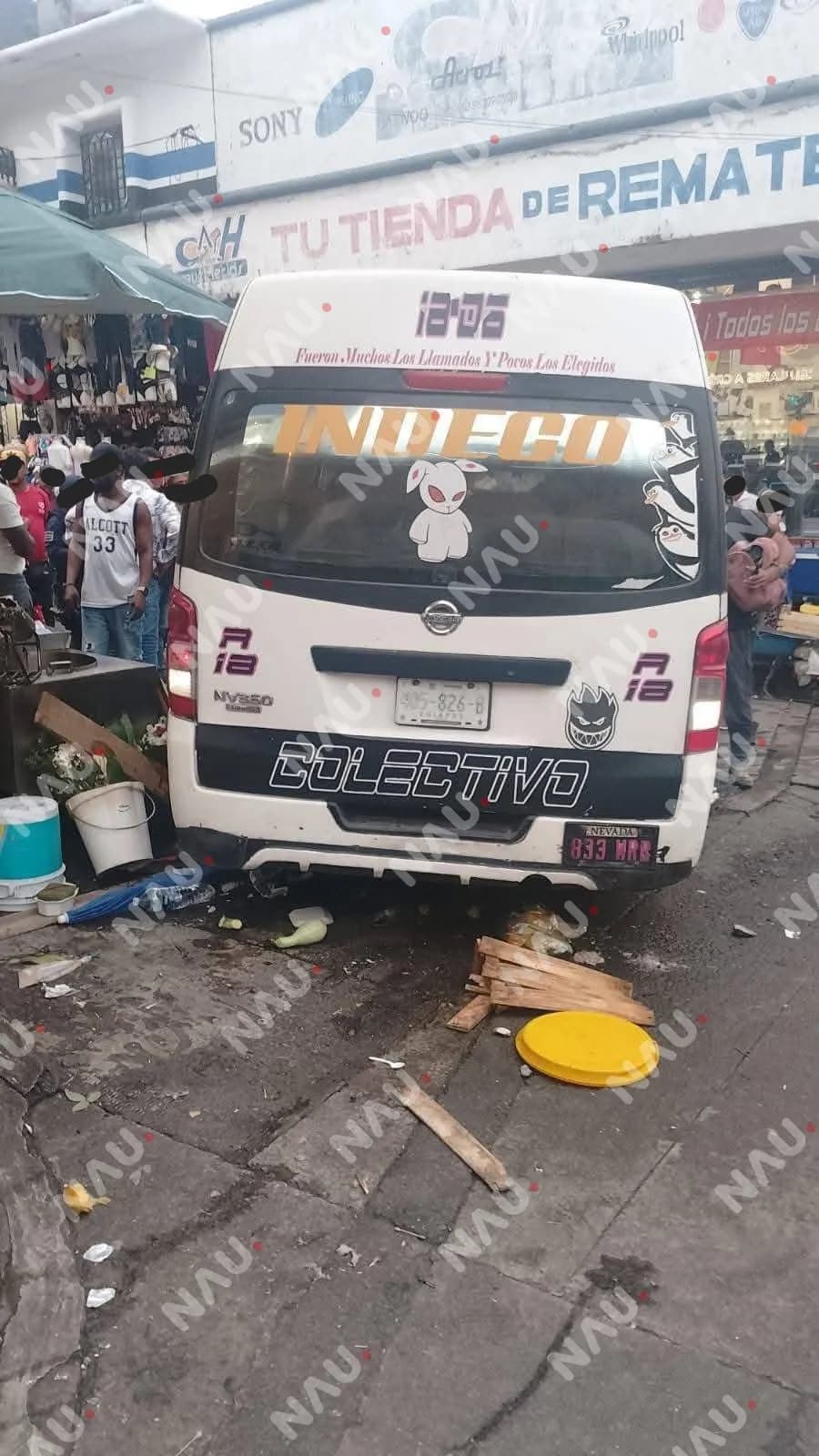 Combi de la ruta Indeco sufre accidente por presunta falla mecánica en la 9ª Poniente de Tapachula; solo daños materiales