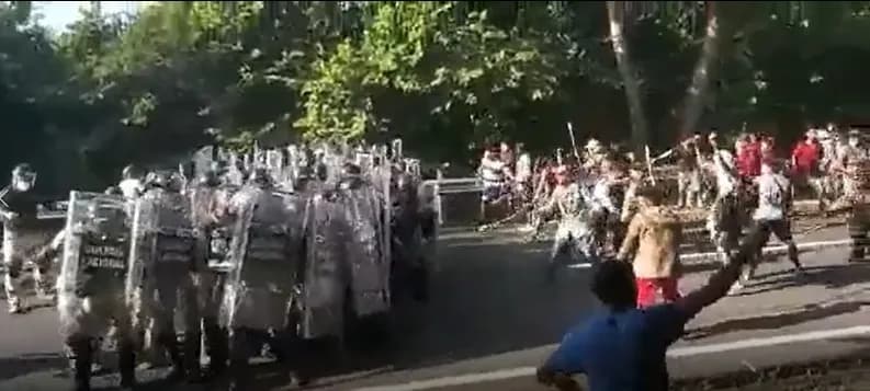 Más de diez elementos de la Guardia Nacional y Migración lesionados en enfrentamiento con migrantes.
