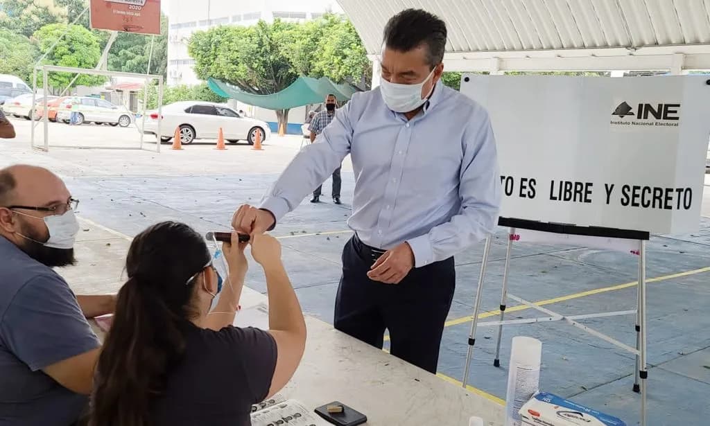 Rutilio Escandón vota en la Consulta Popular
