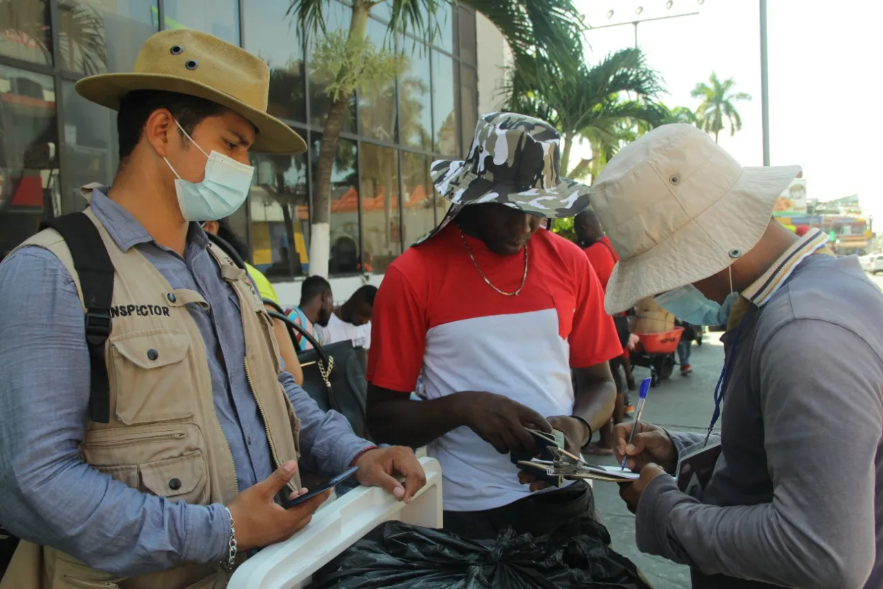 NOTIFICAN A AMBULANTES QUE SE PROHIBE VENDER EN LAS CALLES DEL CENTRO DE TAPACHULA