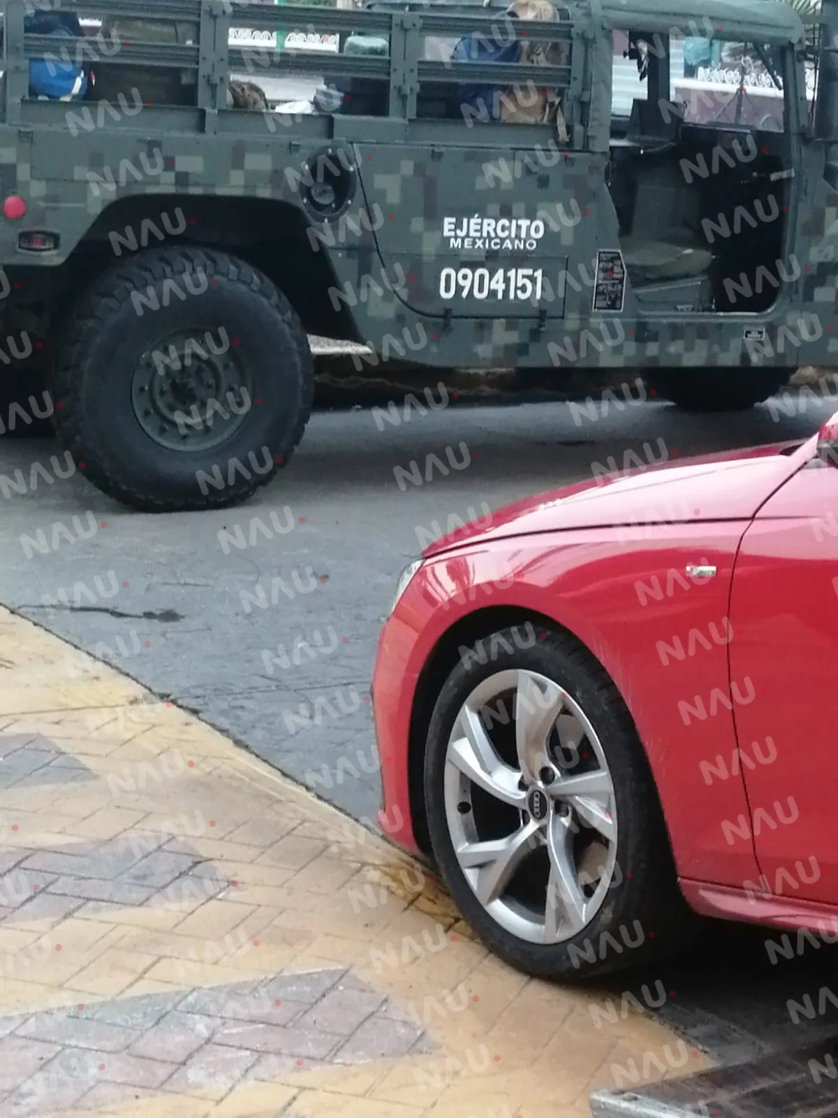 Conductor de automóvil chocó contra la llanta de una Hummer de 4° Regimiento