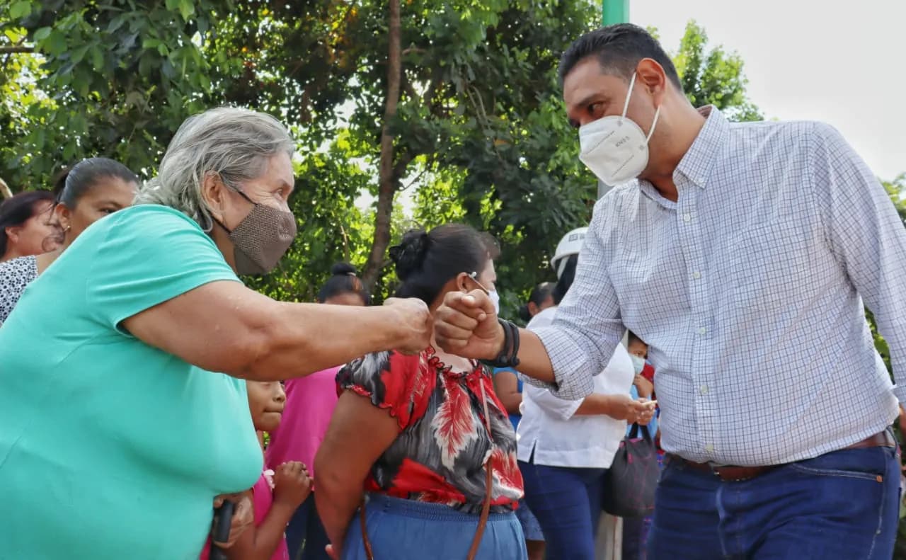 En sección La Granja, el edil Julio Gamboa anuncia la construcción de cuartos dormitorios.